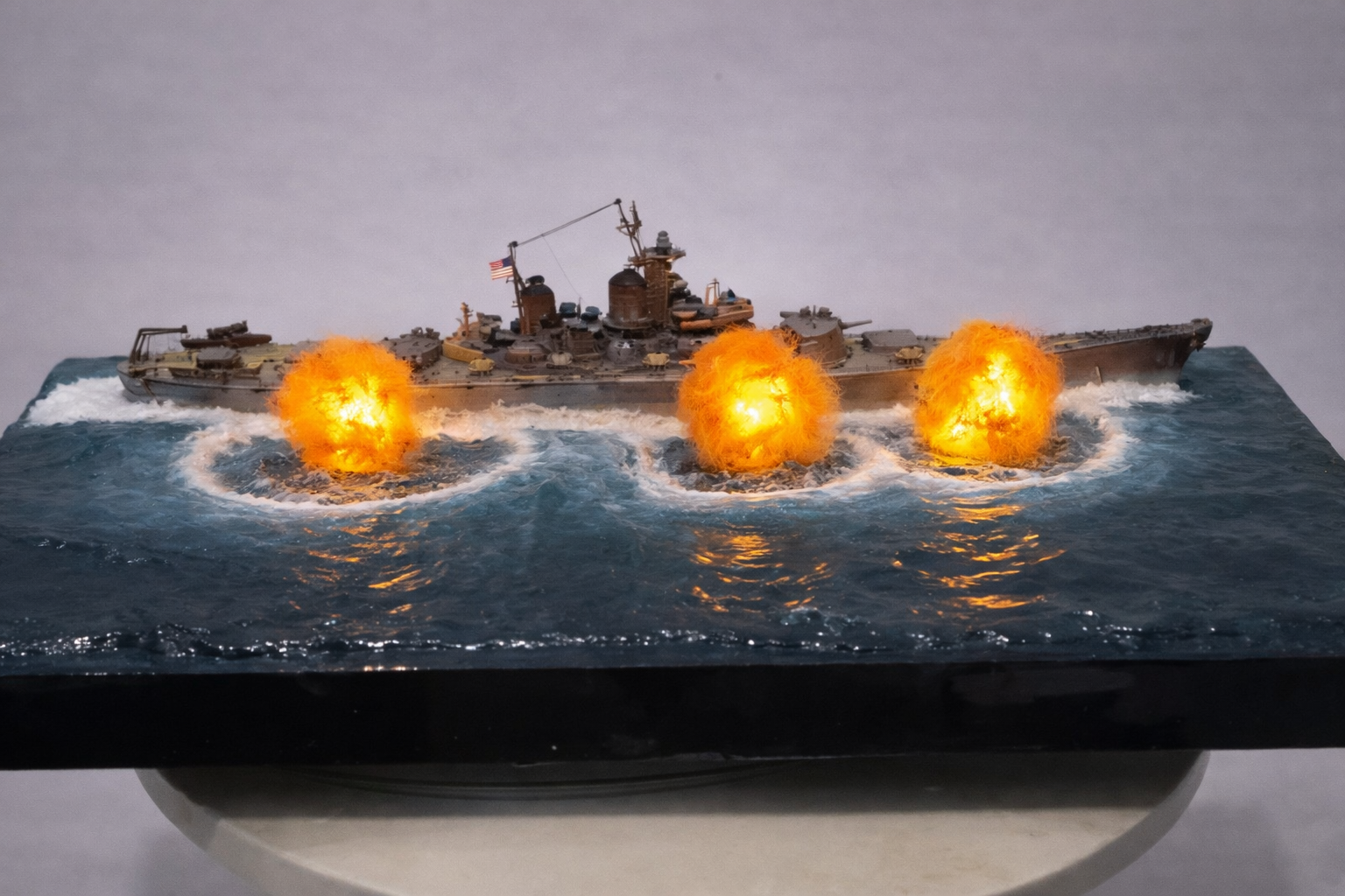 Diorama Naval Segunda Guerra Mundial – Couraçado Sob Ataque em Alto-Mar (Miniatura Artesanal)