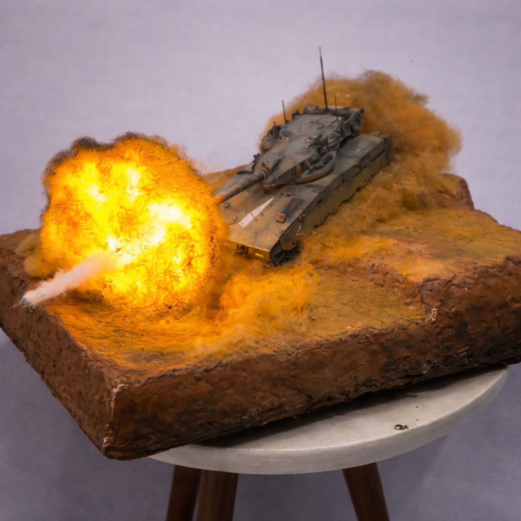 Diorama Militar Moderno – Tanque Disparando em Terreno Desértico (Miniatura Artesanal)