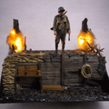 Diorama Terrestre Segunda Guerra Mundial – Soldado em Posição Defensiva Sob Bombardeio (Miniatura Artesanal)