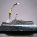 Diorama Naval Moderno – Destroyer Lançando Míssil em Alto-Mar (Miniatura Artesanal)